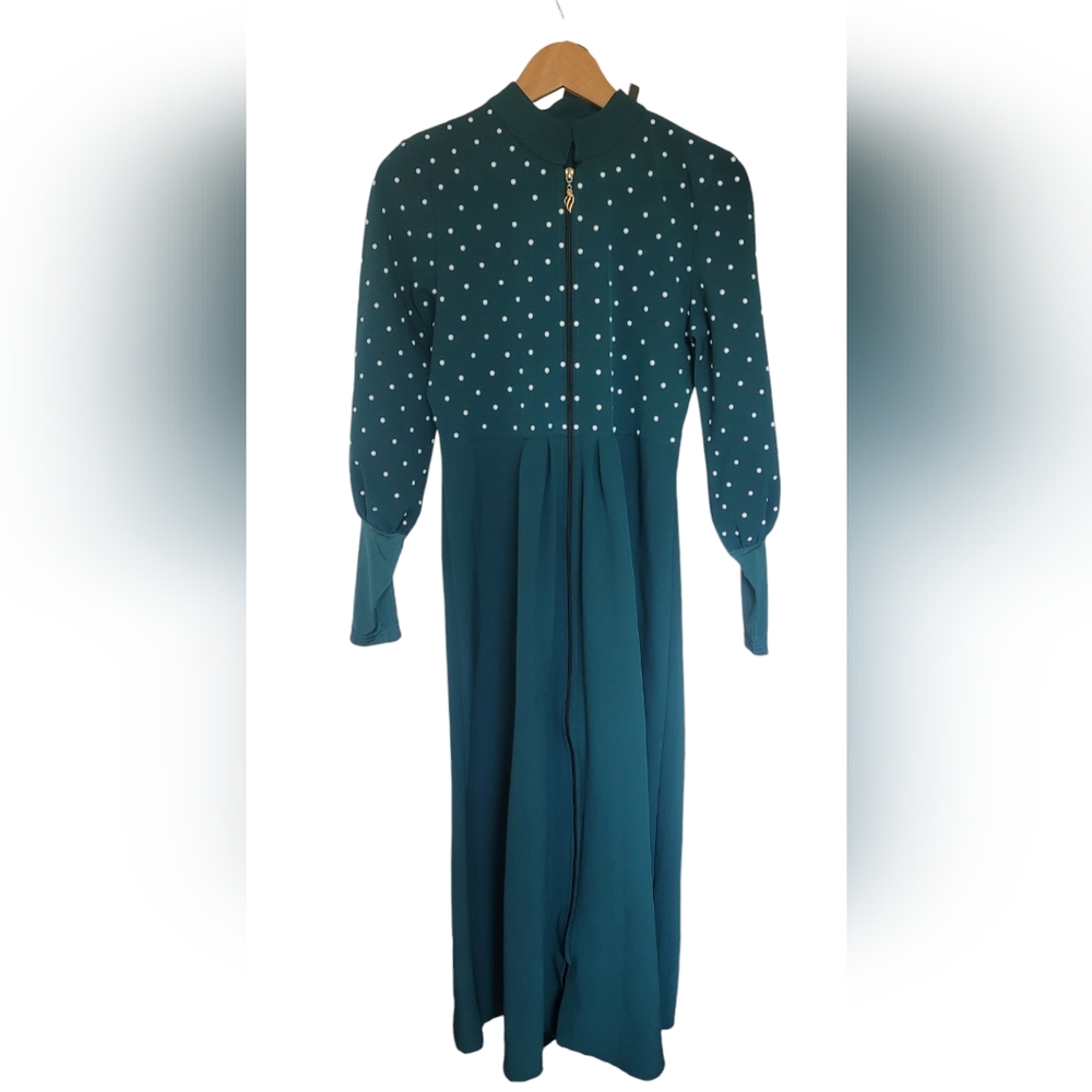 Beautiful Dark Green Zipper long Dress in Excellent condition. US Size 6